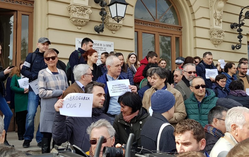 Protestul profesorilor universitari ieșeni față de "abuzurile constante împotriva justiției": "Nu vrem să fim republica infracțională"/ FOTO