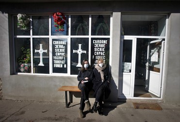 De mai bine de un an, magazinele care vând sicrie nu mai au voie să-și expună marfa în fața magazinului