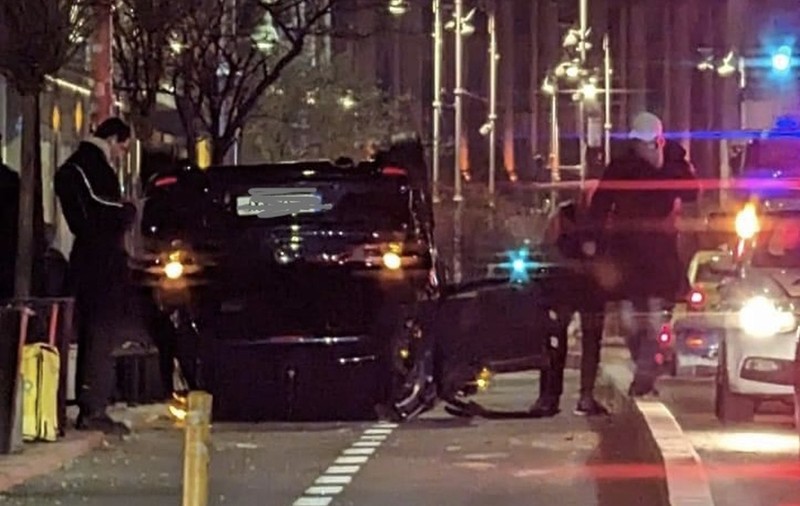 O maşină s-a răsturnat pe Calea Victoriei din Bucureşti. Alte două mașini, implicate în incident