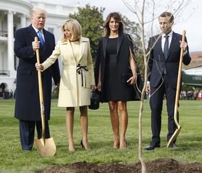 Ce ținute au ales Brigitte Macron și Melania Trump. brigitte Macron în galben și Melania trump în negru alături de soții lor la plantarea stejarului