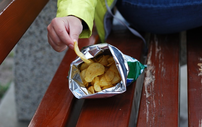 Lista alimentelor nesănătoase care vor fi interzise pentru minori pe o rază de 500 de metri în jurul școlilor din România