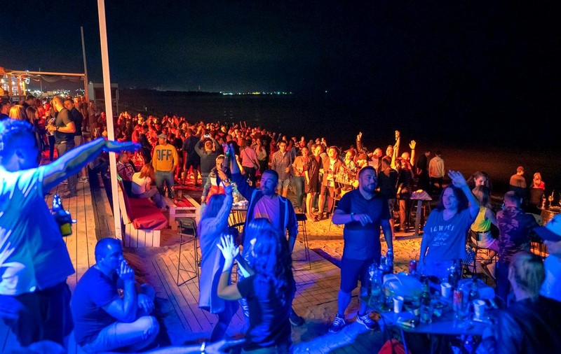 Cluburile de pe litoral rămân închise și în minivacanța de 1 mai. Ce alte reguli trebuie respectate