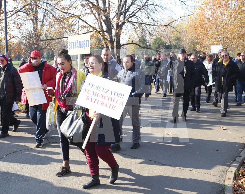 Protest la Parlament, împotriva măsurilor luate de Executiv / FOTO&VIDEO
