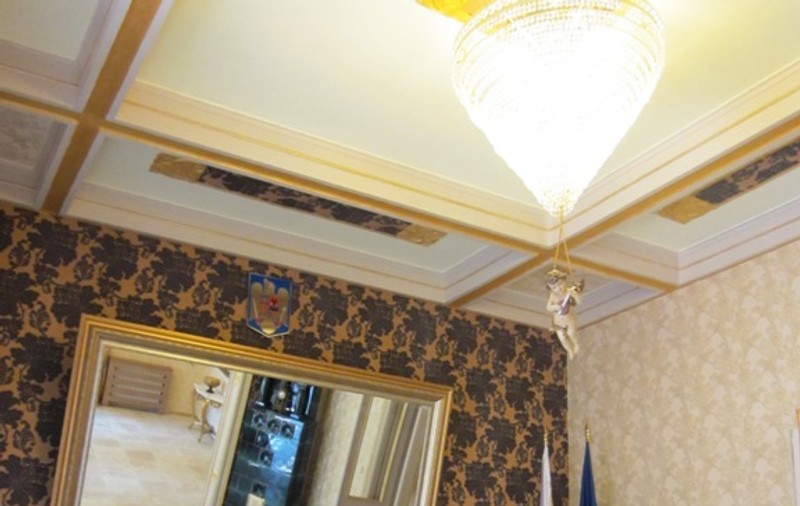 N-ai să ghiceşti ce primar A DECORAT O CASĂ DE CĂSĂTORII CU MOBILIER VECHI DE PESTE 100 de ANI! FOTO