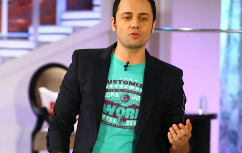 Un cântăreţ de la noi şi-a cerut iubita de soţie, în direct, la Măruţă
