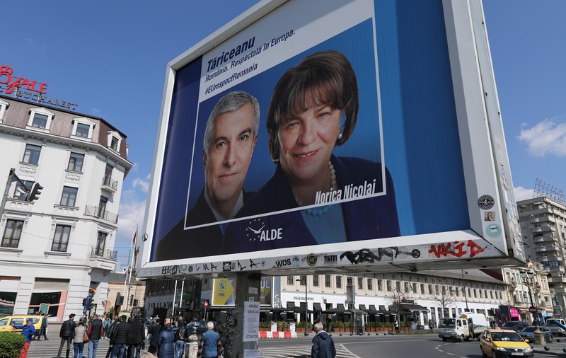 Fotoreportaj printre panouri electorale. Ofertele din inima Bucureștiului: photoshop și corturi goale