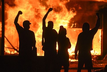Manifestațiile împotriva rasismului au luat accente violente în mai multe rânduri FOTO: EPA