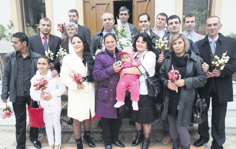 Botezată de 15 poştaşi