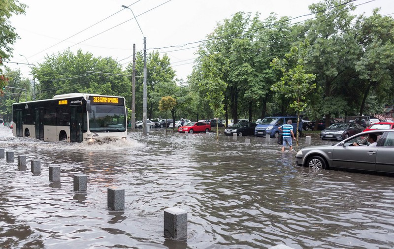 Situația străzilor afectate din București. Ploaia torențială de joi dimineață a inundat Capitala