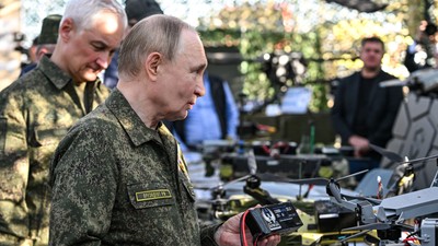 Vladimir Putin, însoțit de ministrul apărării, Andrei Belousov, inspectează armele și echipamentele rusești în timpul vizitei sale la exercițiile militare comune ruso-belaruse „Zapad 2025”, la poligonul Mulino din regiunea Nijni Novgorod, Rusia Foto Hepta