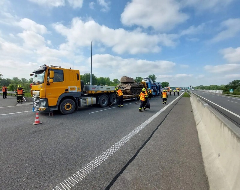 Skoda strivită într-un tanc sovietic T-34, transportat pe o platformă, pe o autostradă din Cehia. VIDEO