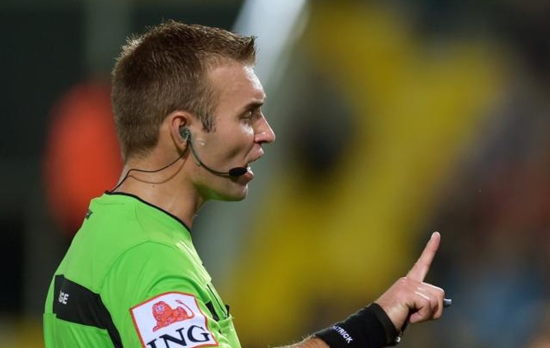 Ce zici de arbitrul acesta? A fost gol, dar el a dat corner