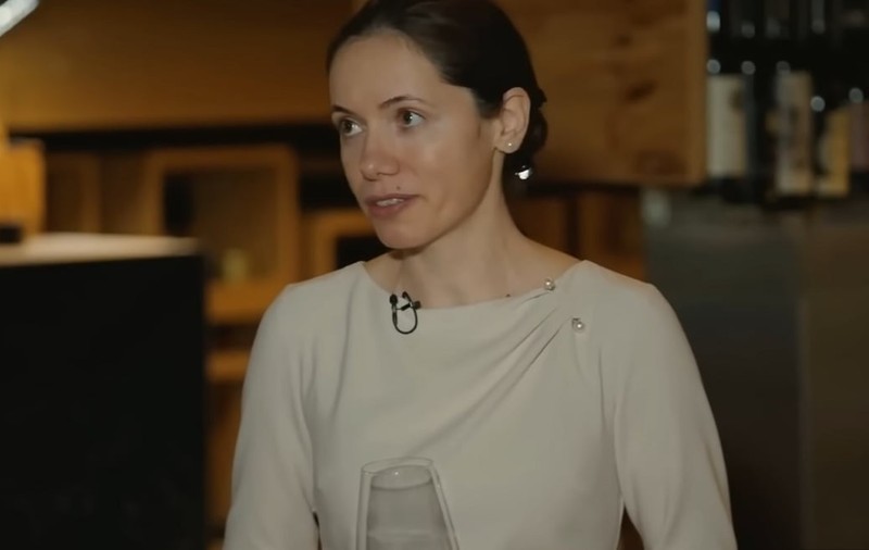 Cât costă rochia purtată de Mirabela Grădinaru la TV. Nu e prima dată când partenera lui Nicușor Dan se îmbracă așa