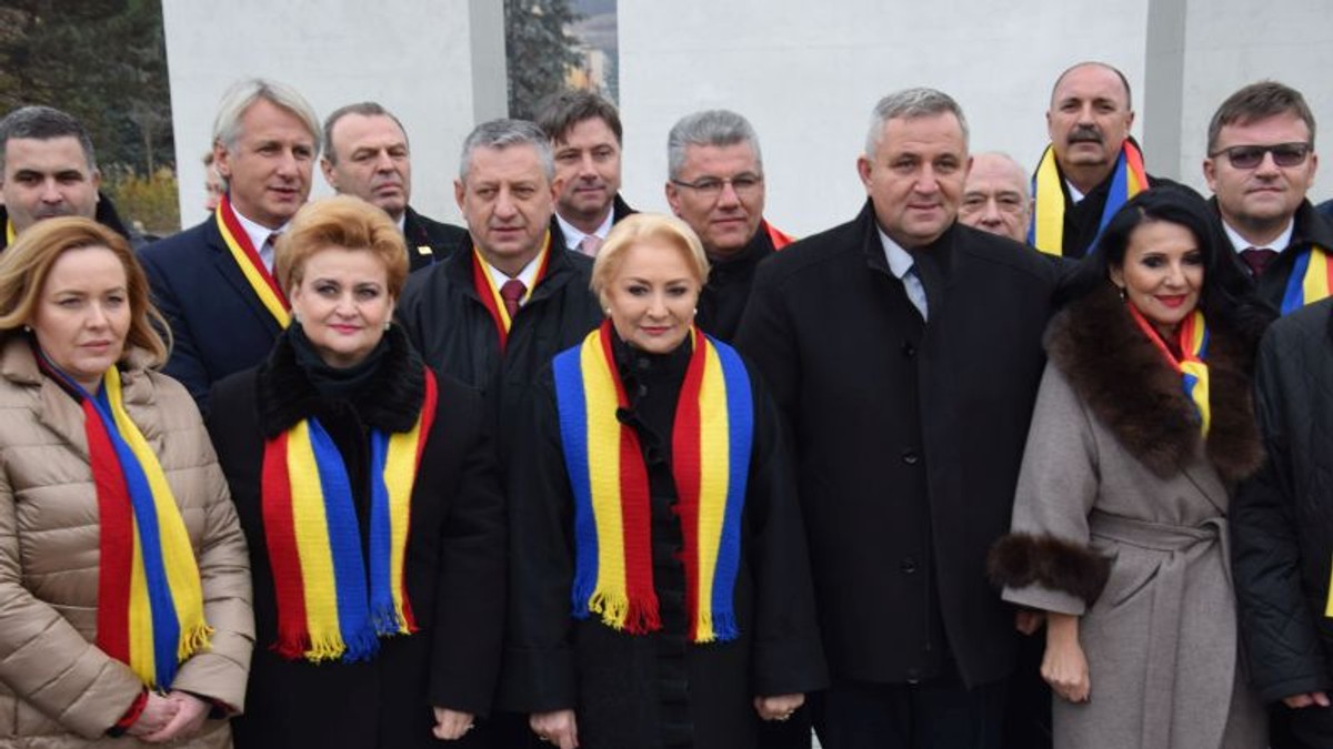 Membrii Guvernului au fost huiduiți la la Alba Iulia. Ce a spus ministrul Teodorovici despre aceste manifestări