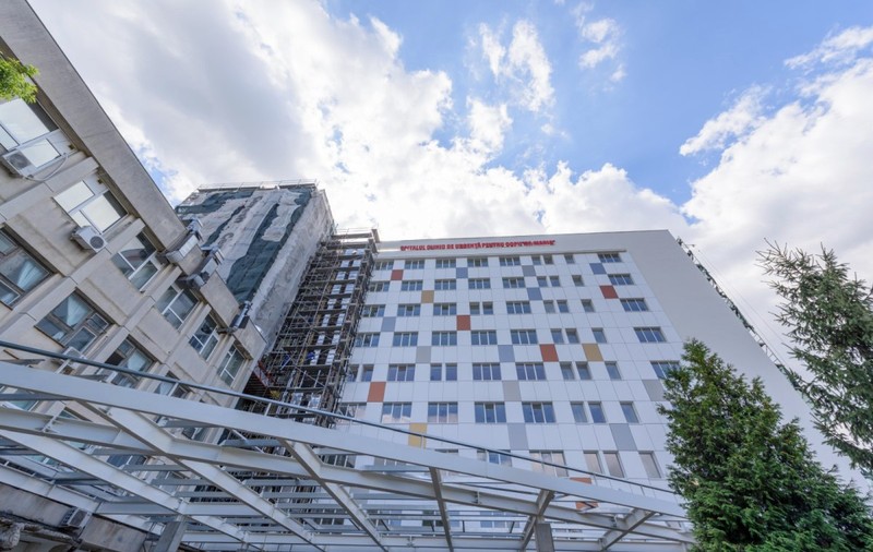 Băiatul electrocutat după ce a căzut de pe o pasarelă pietonală în Iași a fost operat. Care e starea lui