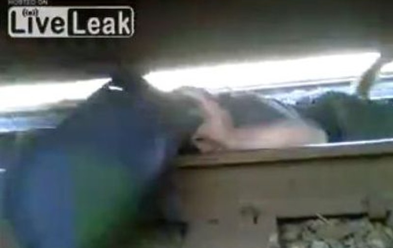 Ce face tânărul asta e demenţă! A ieşit de sub roţile vagonului în timp ce trenul era în mişcare | VIDEO ŞOCANT