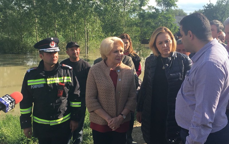Dăncilă și Șova, deplasare la podul de peste Olt, în județul Brașov, distrus complet de o viitură. Unii brașoveni au cerut demisia premierului