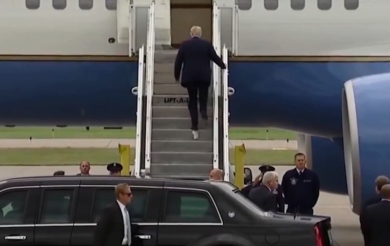 VIDEO | Trump a urcat în Air Force One cu o bucată de hârtie igienică liptă de pantof