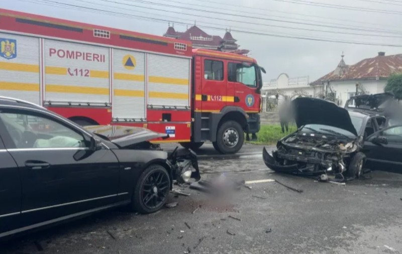 Accident în Cluj, pe DN 1, la ieșirea din Huedin, cu un autotren și trei autoturisme implicate: o femeie și un copil au fost transportați la spital