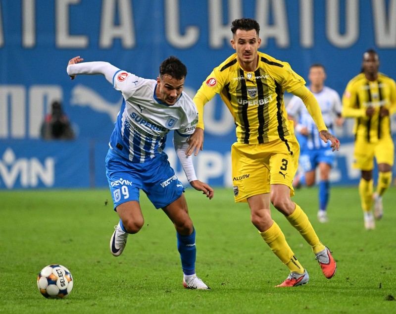 Universitatea Craiova-Dinamo, derby cu 4 goluri. Echipa lui Mirel Rădoi a jucat în inferioritate și a luat gol în minutul 90