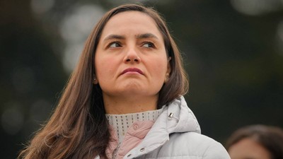 anamaria gavrila suparata cu martisor in piept