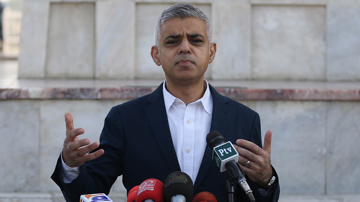 Un nou referendum pentru BREXIT. Primarul Londrei, Sadiq Khan, în timpul unei declarații de presă în aer liber