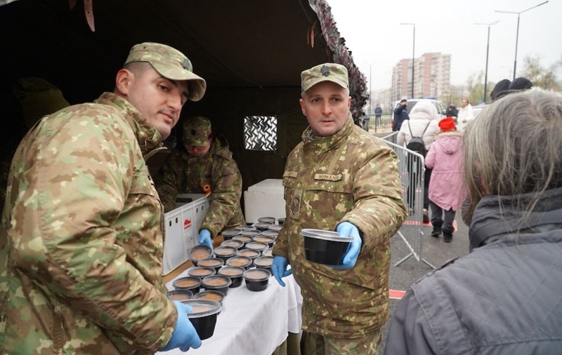 Militarii din Oradea au oferit ciolan cu fasole și varză murată: 3.000 de români au stat la coadă de 1 Decembrie