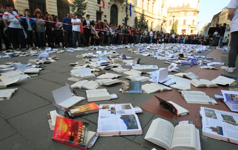 Mii de cărţi, "aruncate" pe o stradă din centrul Bucureştiului| FOTO