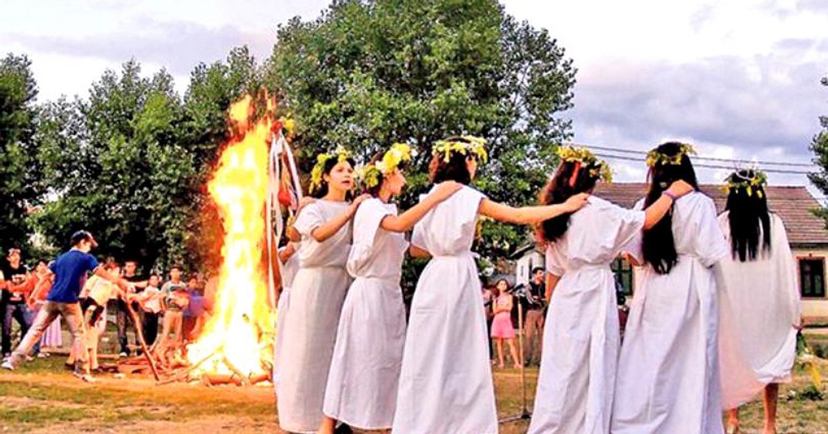 Sânziene 2018 (Drăgaica), pe 24 iunie – Obiceiuri, tradiții și superstiții. Mai multe fete îmbrăcate în alb, care au coronițe din flori, joacă o horă în jurul unui foc