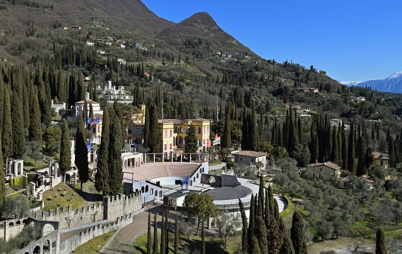 Zeci de statuete din aur şi bijuterii de un milion de euro, furate dintr-un muzeu de lângă Lacul Garda, nordul Italiei