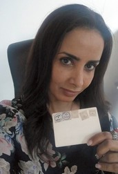 Bilquis ne arată buletinul cu ștampilele de vot