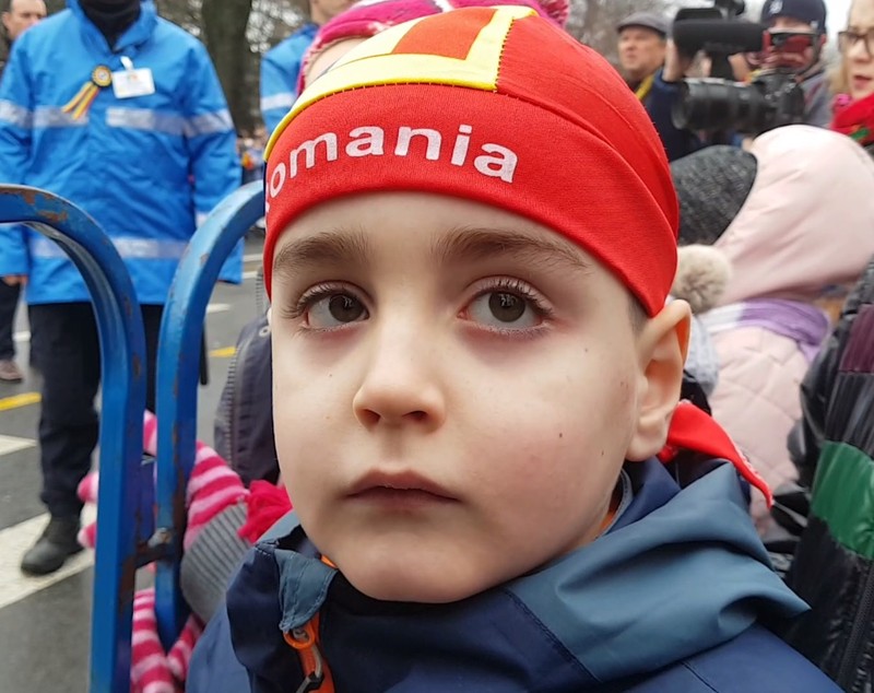 VIDEO/Gânduri de paradă, la defilarea de 1 Decembrie. Românii vor pace, unitate și un loc mai în față