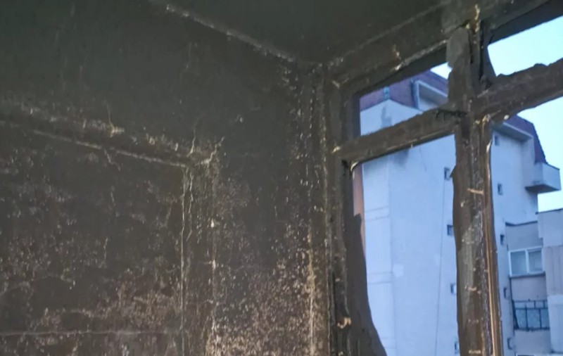 Incendiu într-un bloc din Craiova. 30 de persoane s-au autoevacuat, iar proprietarul apartamentului de la care a pornit focul a suferit atac de panică