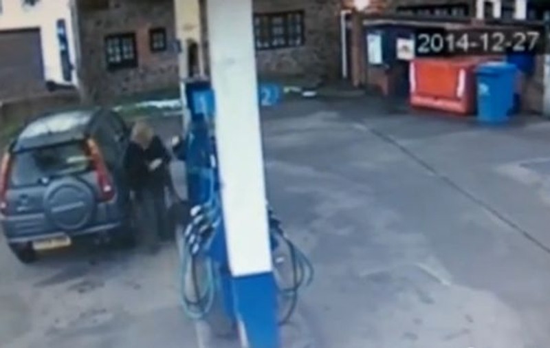 PĂZEA! FEMEIE la BENZINĂRIE! Ce A IEŞIT DEPĂŞEŞTE ORICE IMAGINAŢIE | VIDEO