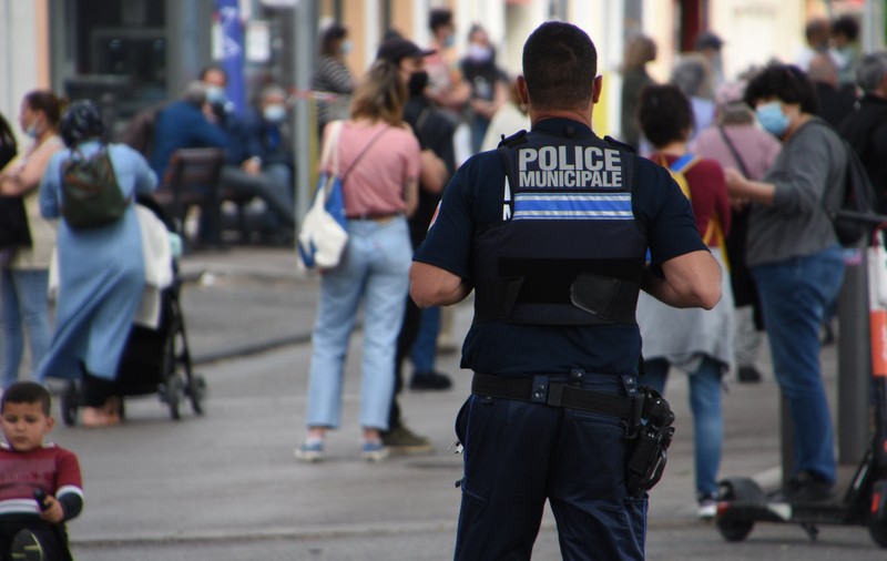 Un nou jaf la Paris. Doi bărbați au furat bijuterii de 400.000 de euro și au dispărut