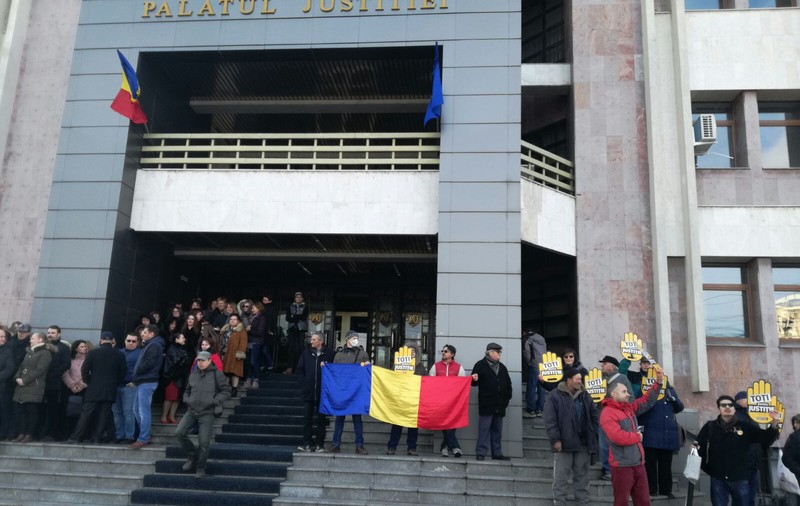 FOTO/VIDEO| Sute de magistrați au protestat în orașe din țară, nemulțumiți de modificările la legile justiției