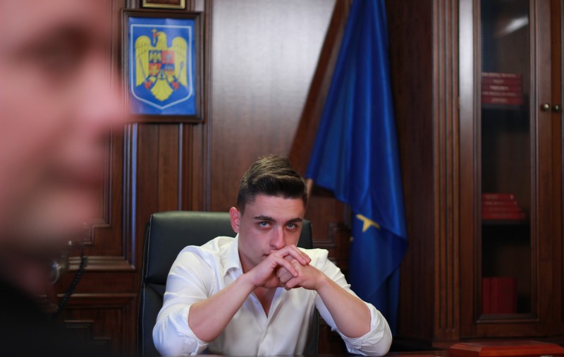“În liceu, făceam teatru în limba franceză”. Radu Țibulcă, primarul din serialul Moldovenii (Kanal D), speră să ajungă primar și-n viața reală