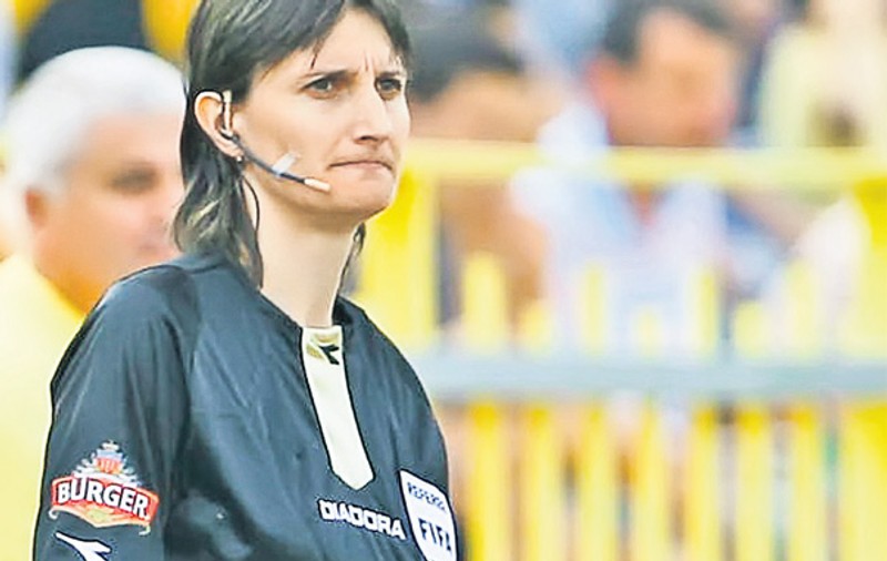 În arbitrajul românesc sunt mai multe femei cu potenţial! Cu ele ar fi mai bine?