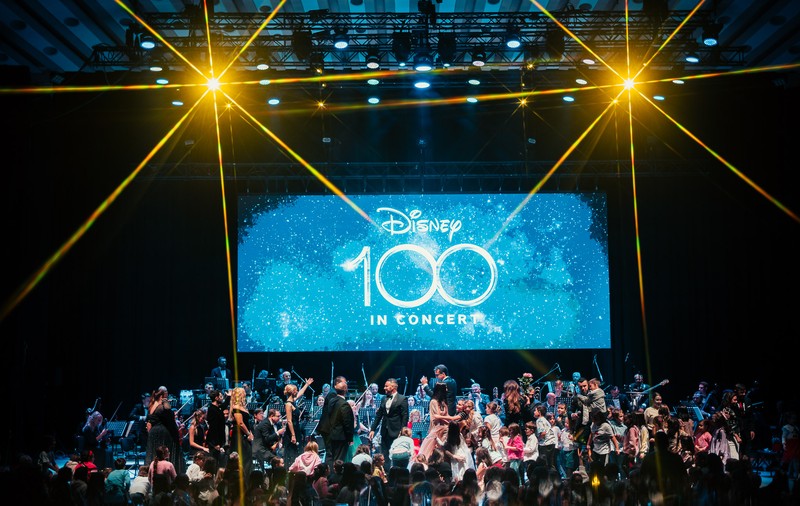 Concertul aniversar DISNEY 100: Zeci de copii la scenă, dans și aplauze îndelungate