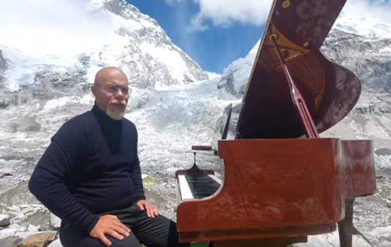 Un pianist orădean a urcat pe Everest și a cântat la peste 5.300 de metri altitudine: „Este sigur un record mondial”
