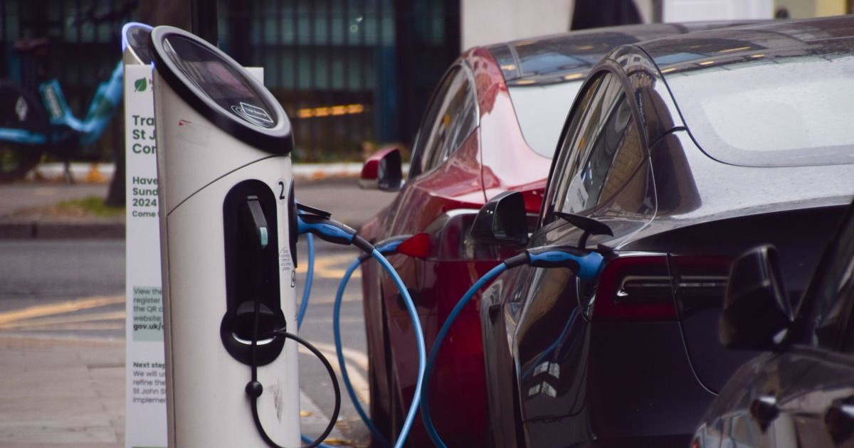 Două mașini la un punct de încărcare pentru vehicule electrice din centrul Londrei, 4 decembrie 2024