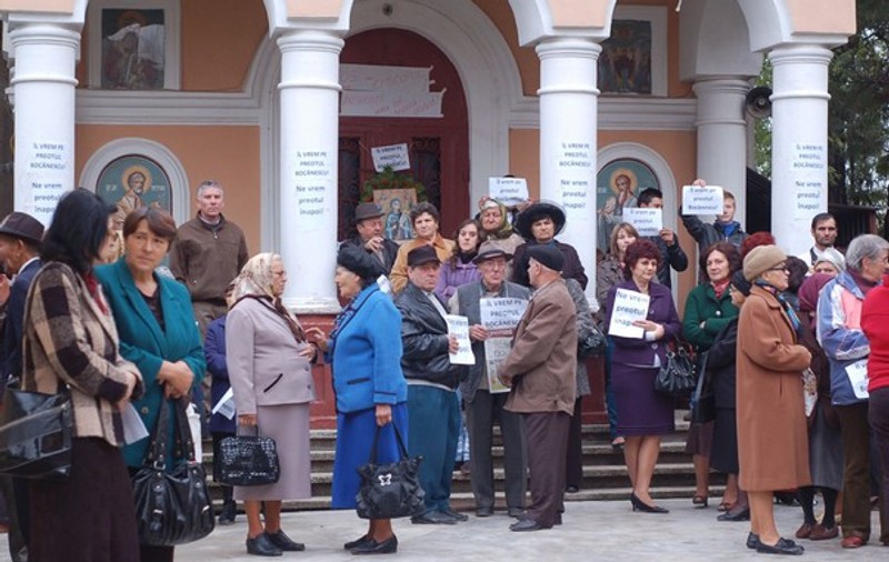 Îmbrânceli la uşa bisericii! Enoriaşii i-au blocat accesul noului preot în lăcaşul de cult