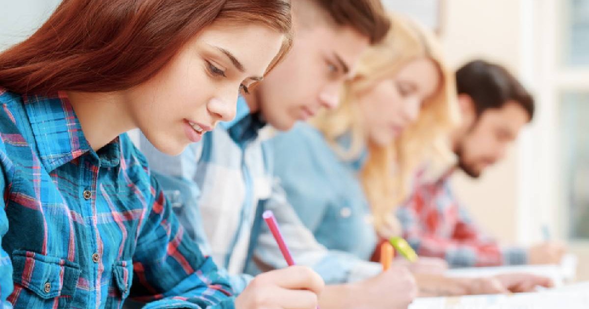 Elevi mai mari care susțin un examen