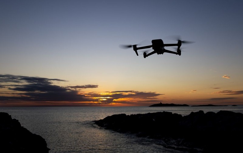 O dronă zboară deasupra mării. Poză cu caracter ilustrativ. Foto: Shutterstock