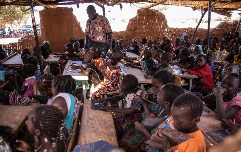 Tragedie în Niger. Cel puțin 20 de copii au murit într-un incendiu izbucnit la o școală