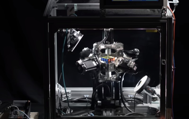 Un robot japonez a stabilit un nou record mondial: a rezolvat cubul Rubik „cât ai clipi” | VIDEO