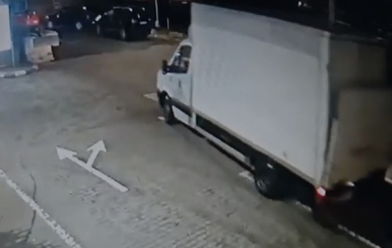 Patru tineri, reţinuţi după ce au furat haine dintr-un camion care trebuia să ducă marfa la un mall din sectorul 3