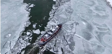 Spărgător de gheață pe Dunăre din cauza frigului Foto: Captură video Youtube