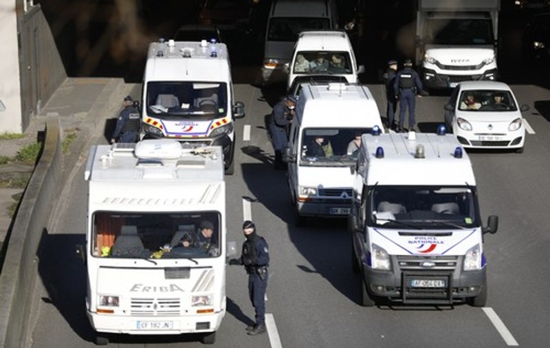Poliția a blocat 500 de autoturisme care voiau să intre în Paris pentru un protest inspirat de „Convoiul libertății”