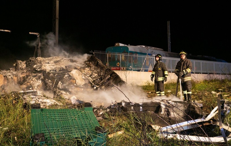 Un camion blocat pe șine a fost lovit de tren și a luat foc, în Italia. „Un infern de flăcări”